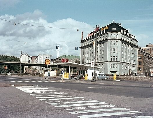 Itämerenkadun itäpään risteys, taustalla Ruoholahden silta, jota pitkin kulkee Lauttasaarenkatu (=Porkkalankatu). Valokuvaaja Grünberg Constantin, 1967. Helsingin kaupunginmuseo.