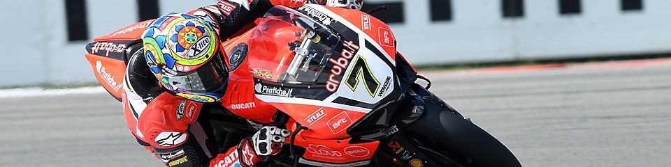 Ducati-kuski ajaa ratapyörää superbike-maailmanmestaruuskisoissa.