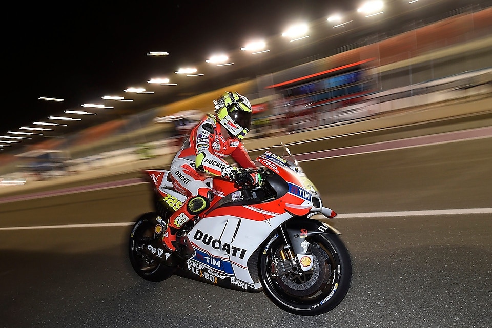 Ducati-kuski ajaa kovaa vauhtia moottoripyörällä öisellä kilparadalla.