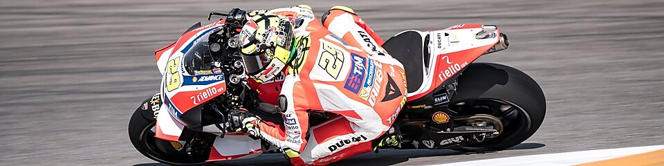 Ducati-kuljettaja kilpailemassa MotoGP:ssä.