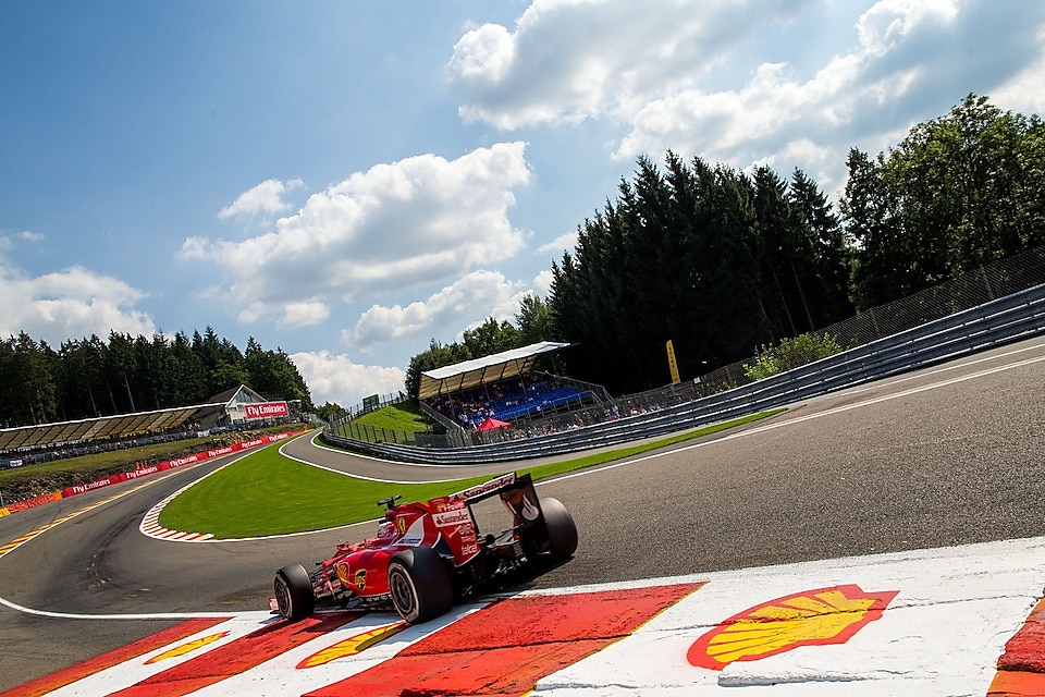 Ferrarin saksalainen Sebastian Vettel ajaa Formula 1:n Belgian Grand Prix -harjoitteluissa Circuit de Spa-Francorchamps -radalla.